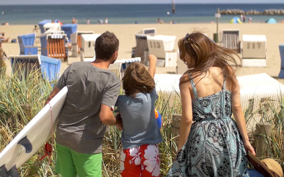 Eine Familie betritt den Strandabschnitt