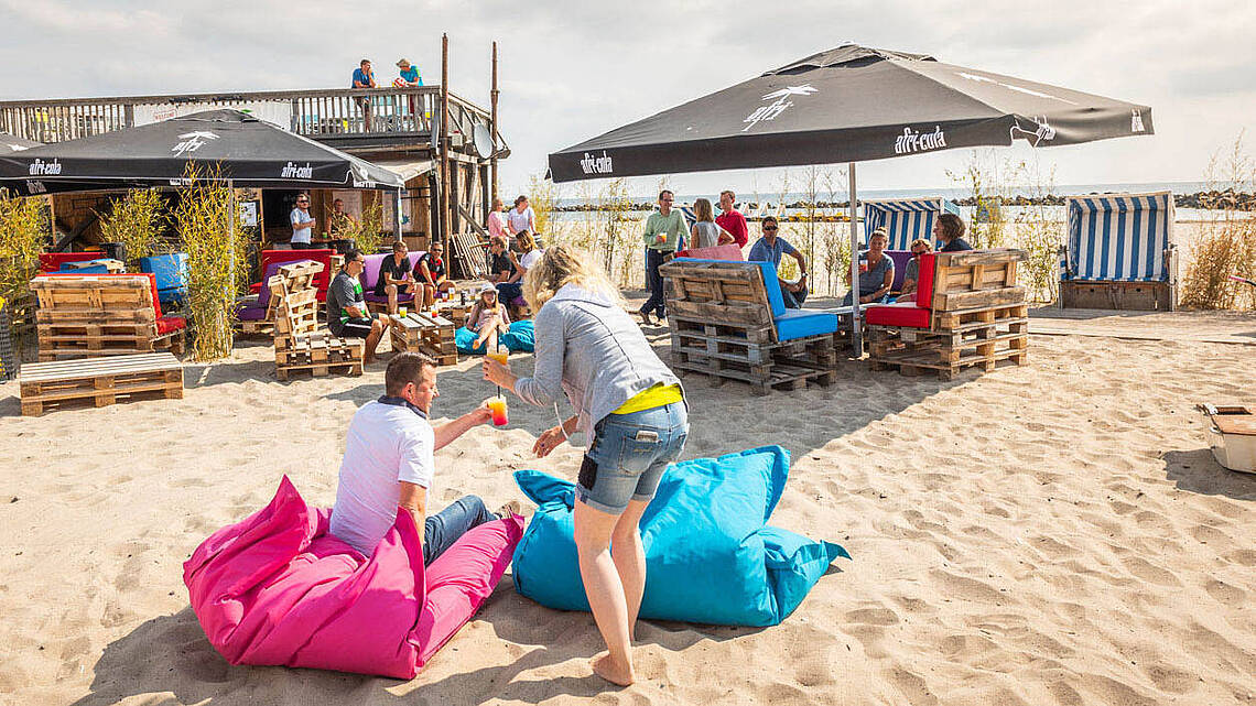 Menschen entspannen in der Beachlounge